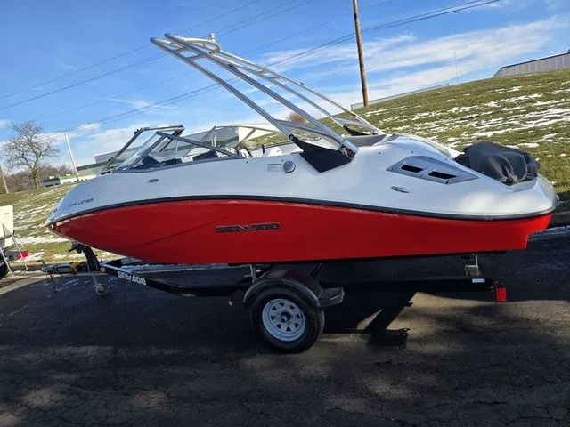 Slide: The Image of Sea-Doo 180 Challenger SE With Tower - High Output Engines 2011 - 5