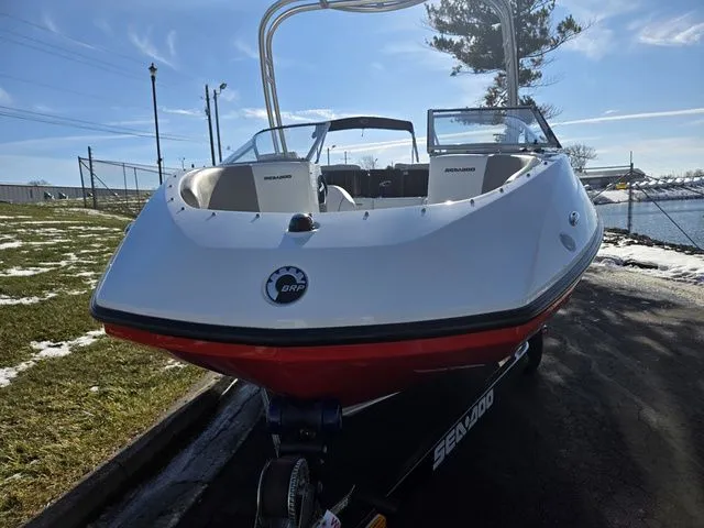 Slide: The Image of Sea-Doo 180 Challenger SE With Tower - High Output Engines 2011 - 7