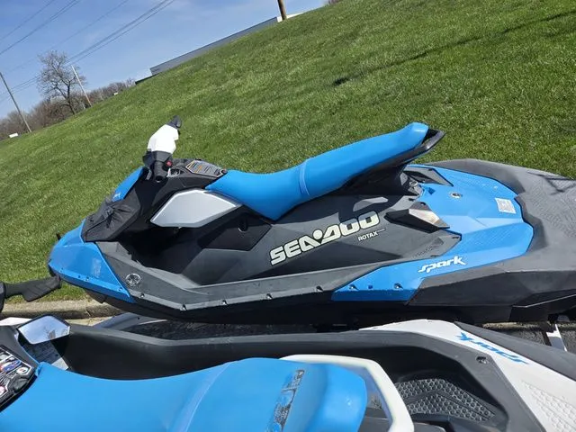 Slide: The Image of Sea-Doo SPARK 2up Rotax 900 ACE 2017 - 7