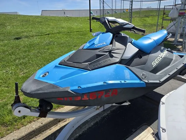 Slide: The Image of Sea-Doo SPARK 2up Rotax 900 ACE 2017 - 8