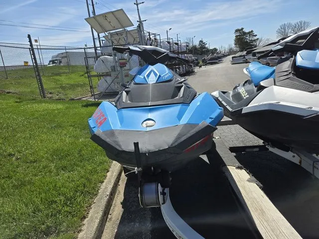 Slide: The Image of Sea-Doo SPARK 2up Rotax 900 ACE 2017 - 9