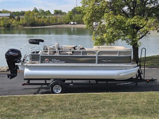 The Image of Sun Tracker Party Barge 18 DLX 2024 - 1