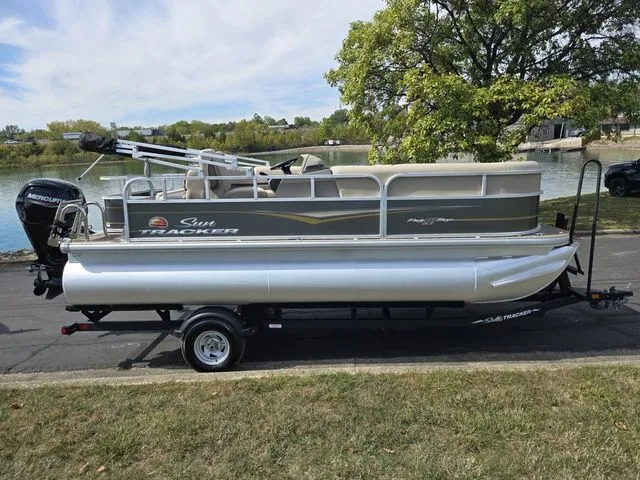 Slide: The Image of Sun Tracker Party Barge 18 DLX 2024 - 10