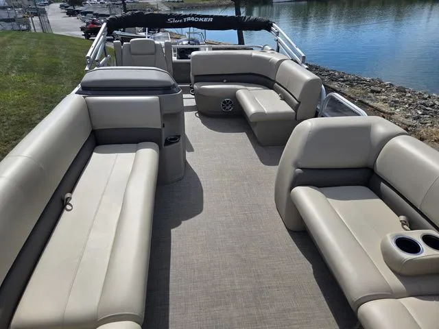 Slide: The Image of Sun Tracker Party Barge 18 DLX 2024 - 11