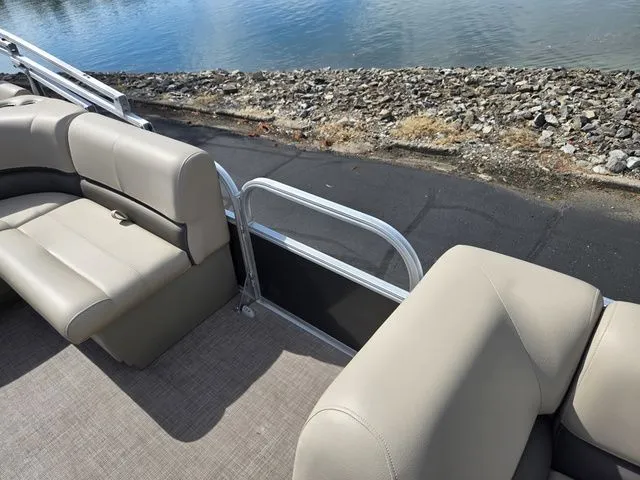 Slide: The Image of Sun Tracker Party Barge 18 DLX 2024 - 12