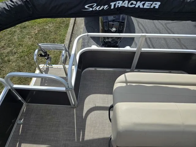 Slide: The Image of Sun Tracker Party Barge 18 DLX 2024 - 15