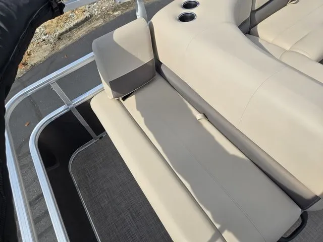 Slide: The Image of Sun Tracker Party Barge 18 DLX 2024 - 16