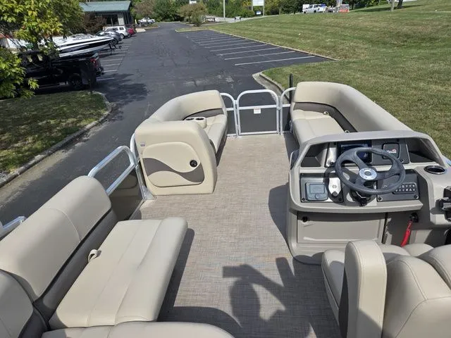 Slide: The Image of Sun Tracker Party Barge 18 DLX 2024 - 17