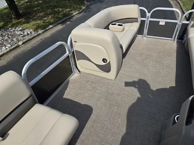 Slide: The Image of Sun Tracker Party Barge 18 DLX 2024 - 19