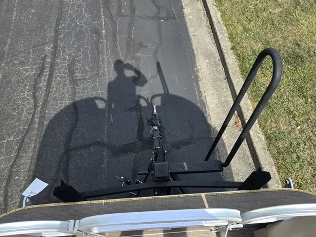 Slide: The Image of Sun Tracker Party Barge 18 DLX 2024 - 21