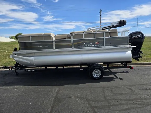 Slide: The Image of Sun Tracker Party Barge 18 DLX 2024 - 5