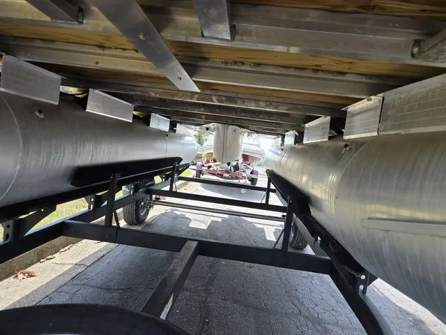 Slide: The Image of Sun Tracker Party Barge 18 DLX 2024 - 8