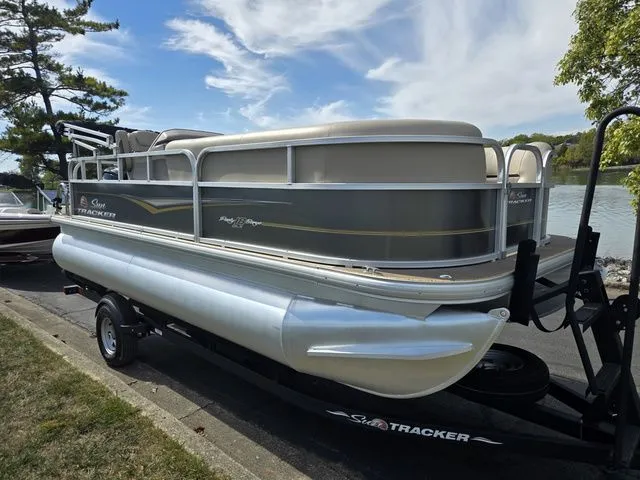 Slide: The Image of Sun Tracker Party Barge 18 DLX 2024 - 9