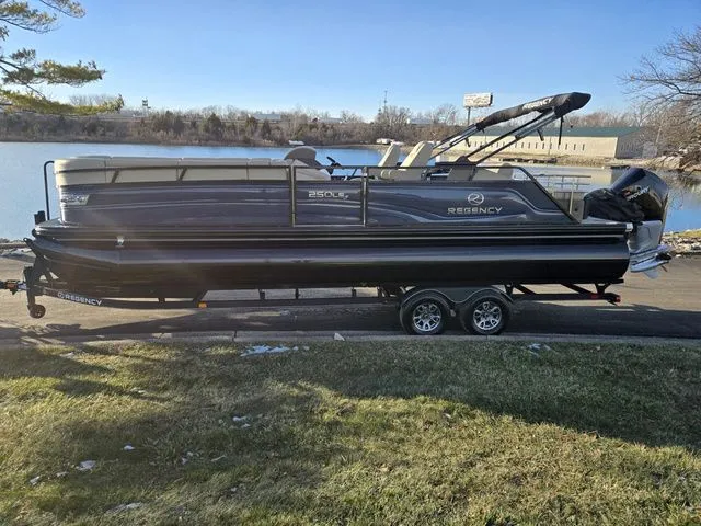 Slide: The Image of Regency 250 LE3 Sport 2024 - 10