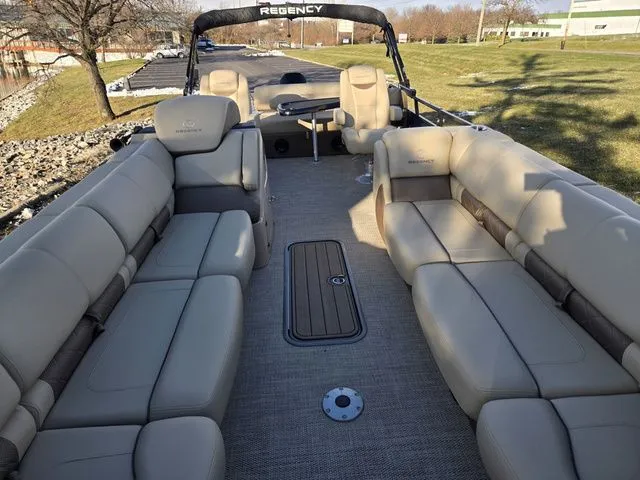 Slide: The Image of Regency 250 LE3 Sport 2024 - 12