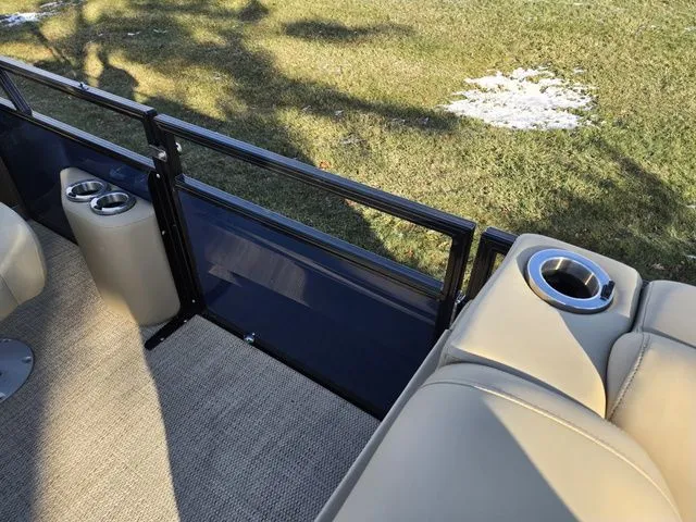 Slide: The Image of Regency 250 LE3 Sport 2024 - 13