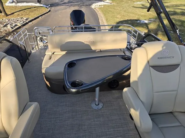 Slide: The Image of Regency 250 LE3 Sport 2024 - 15