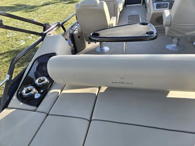 Slide: The Image of Regency 250 LE3 Sport 2024 - 18