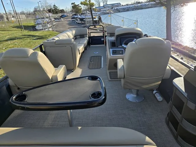 Slide: The Image of Regency 250 LE3 Sport 2024 - 19