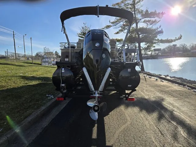 Slide: The Image of Regency 250 LE3 Sport 2024 - 3