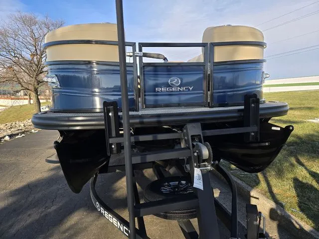 Slide: The Image of Regency 250 LE3 Sport 2024 - 7