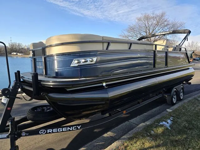 Slide: The Image of Regency 250 LE3 Sport 2024 - 9