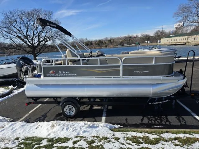 Slide: The Image of Sun Tracker Party Barge 18 DLX 2025 - 10