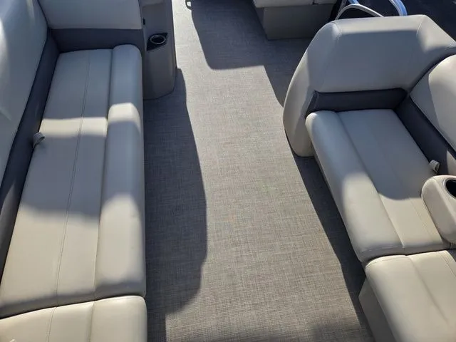 Slide: The Image of Sun Tracker Party Barge 18 DLX 2025 - 11