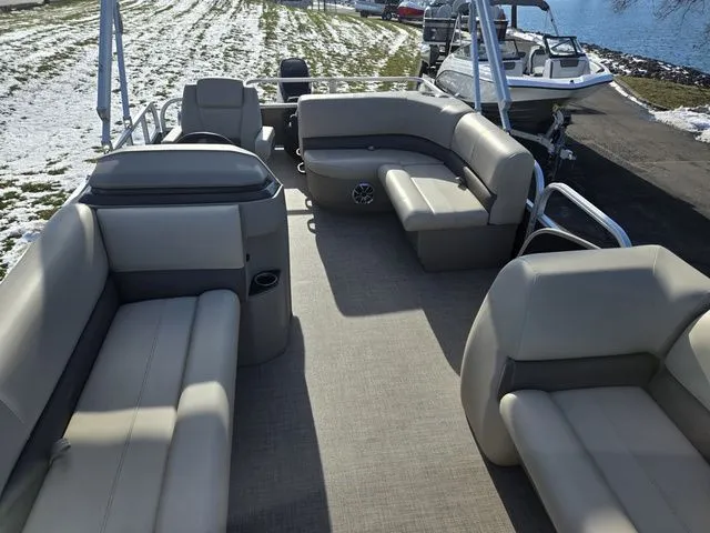 Slide: The Image of Sun Tracker Party Barge 18 DLX 2025 - 12