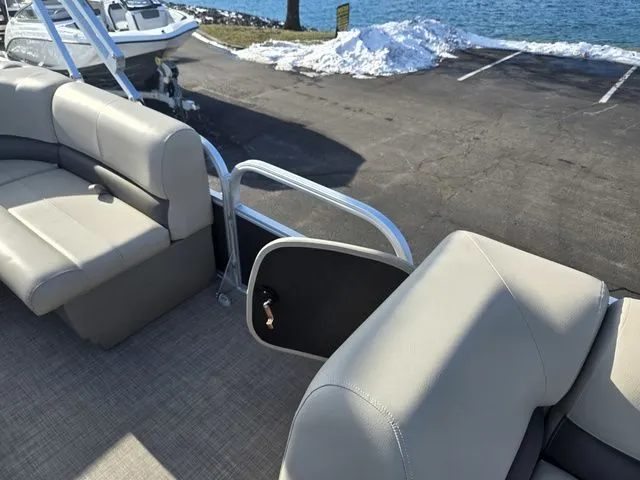 Slide: The Image of Sun Tracker Party Barge 18 DLX 2025 - 13