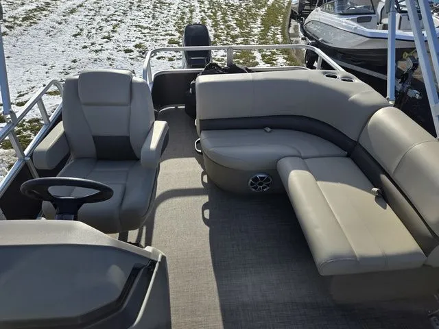 Slide: The Image of Sun Tracker Party Barge 18 DLX 2025 - 14