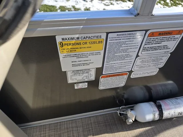 Slide: The Image of Sun Tracker Party Barge 18 DLX 2025 - 15