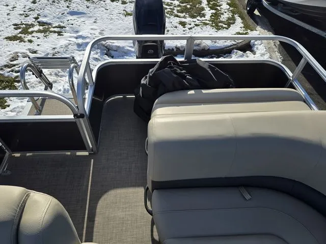 Slide: The Image of Sun Tracker Party Barge 18 DLX 2025 - 16