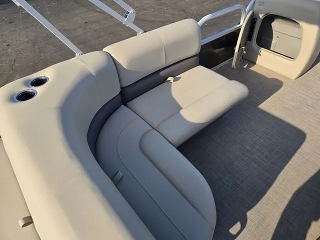 Slide: The Image of Sun Tracker Party Barge 18 DLX 2025 - 19