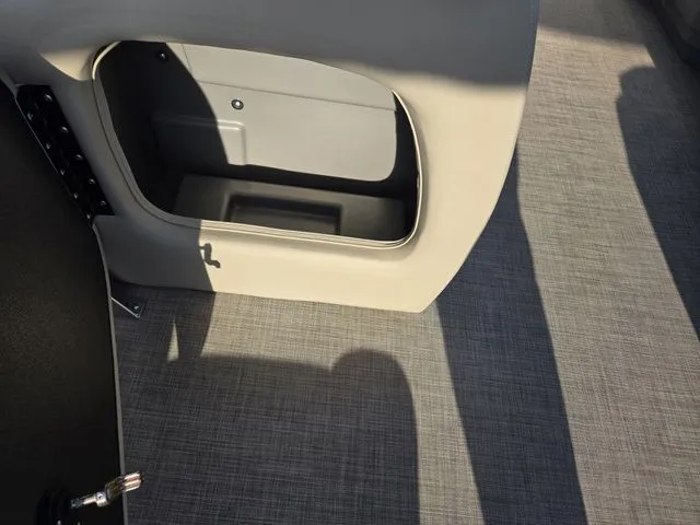 Slide: The Image of Sun Tracker Party Barge 18 DLX 2025 - 21