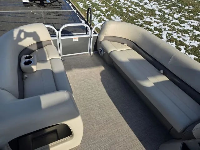 Slide: The Image of Sun Tracker Party Barge 18 DLX 2025 - 22