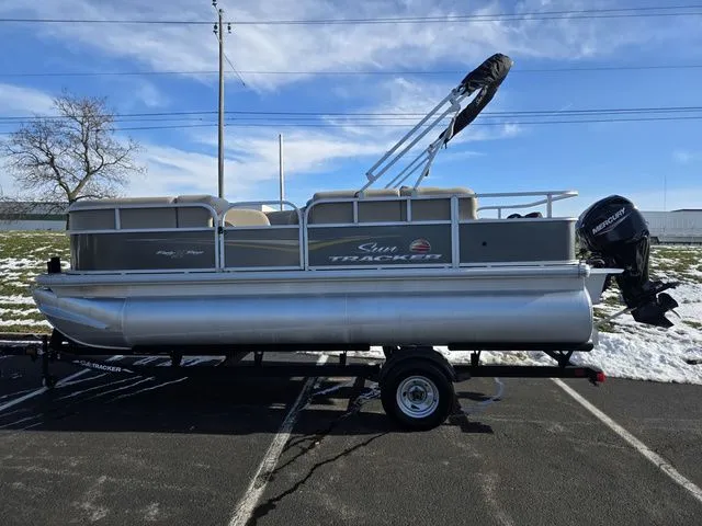 Slide: The Image of Sun Tracker Party Barge 18 DLX 2025 - 5