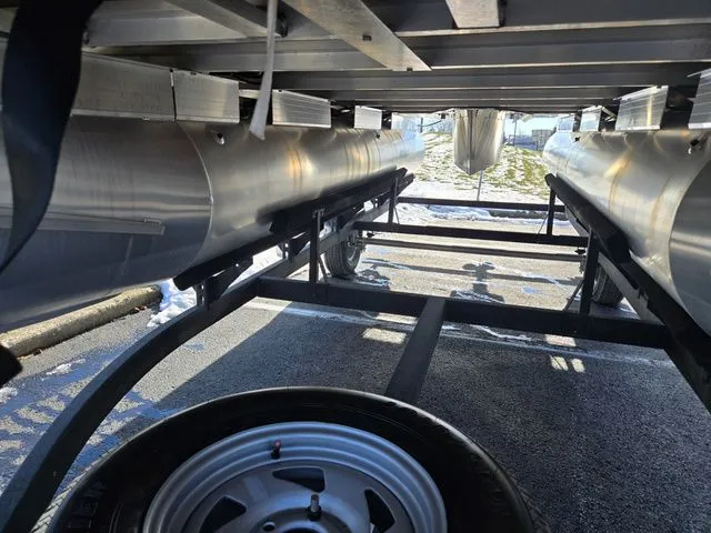 Slide: The Image of Sun Tracker Party Barge 18 DLX 2025 - 8