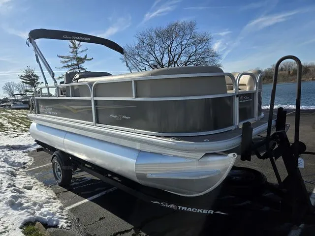 Slide: The Image of Sun Tracker Party Barge 18 DLX 2025 - 9