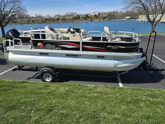 Slide: The Image of Sun Tracker Bass Buggy 18 DLX 2016 - 10