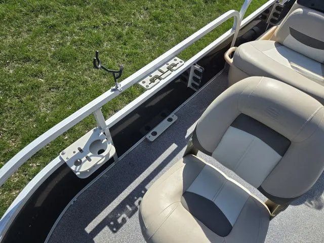 Slide: The Image of Sun Tracker Bass Buggy 18 DLX 2016 - 12