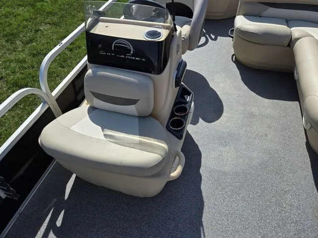 Slide: The Image of Sun Tracker Bass Buggy 18 DLX 2016 - 14