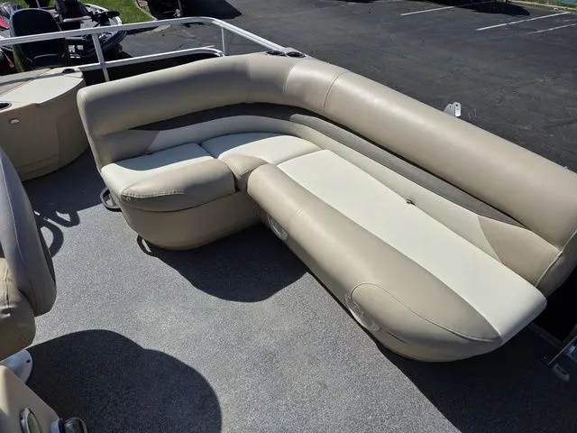 Slide: The Image of Sun Tracker Bass Buggy 18 DLX 2016 - 16