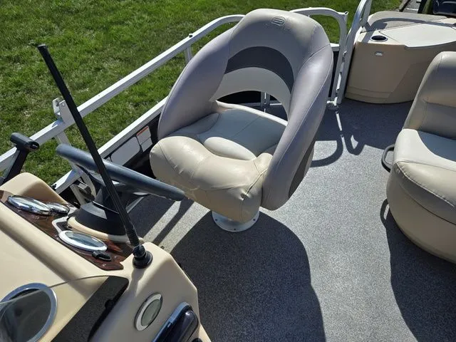 Slide: The Image of Sun Tracker Bass Buggy 18 DLX 2016 - 17