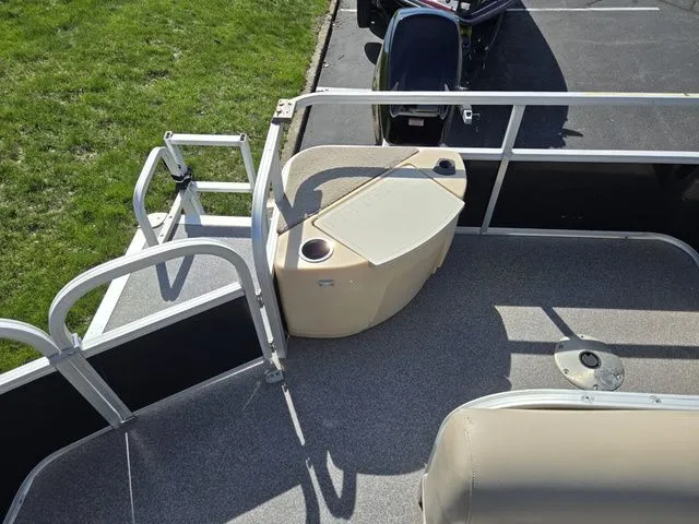 Slide: The Image of Sun Tracker Bass Buggy 18 DLX 2016 - 19