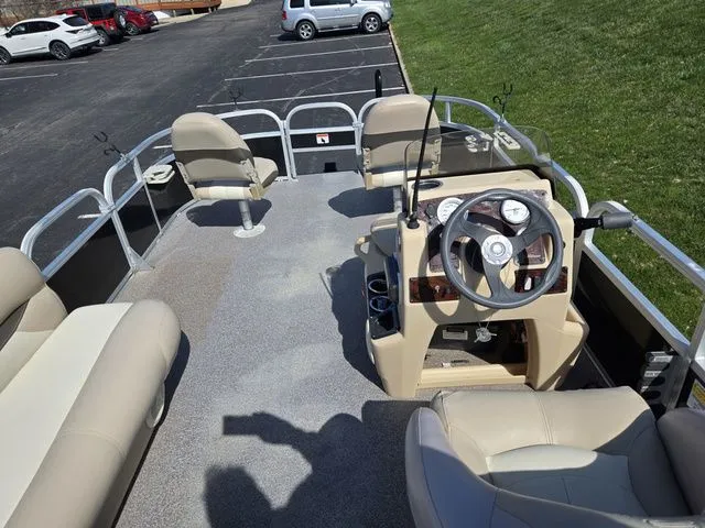 Slide: The Image of Sun Tracker Bass Buggy 18 DLX 2016 - 24