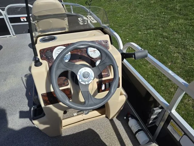 Slide: The Image of Sun Tracker Bass Buggy 18 DLX 2016 - 25