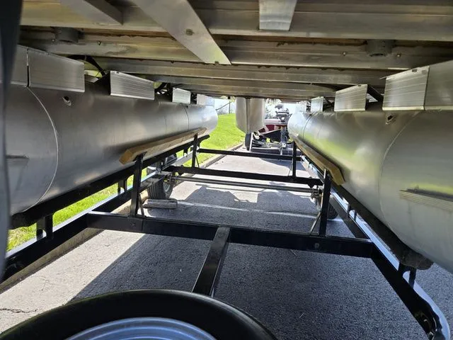 Slide: The Image of Sun Tracker Bass Buggy 18 DLX 2016 - 8