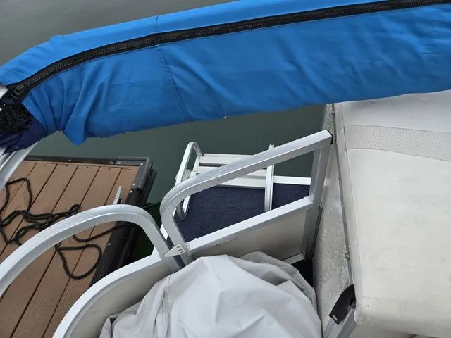 Slide: The Image of Manitou 20 Oasis 2005 - 15