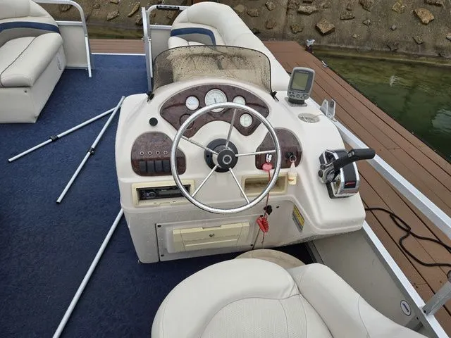 Slide: The Image of Manitou 20 Oasis 2005 - 19